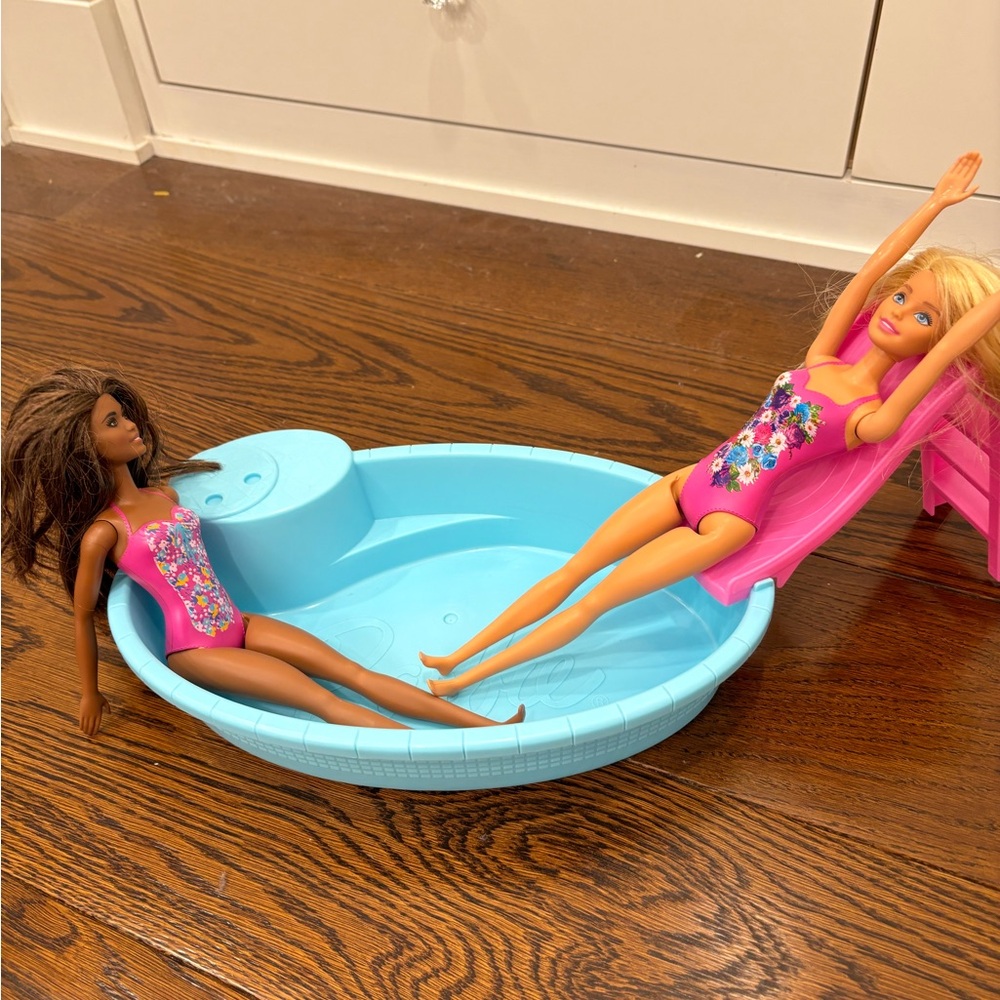 Barbie pool with 2 dolls